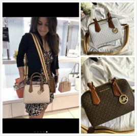 Picture of Michael Kors Lady Handbags _SKUfw106632365fw